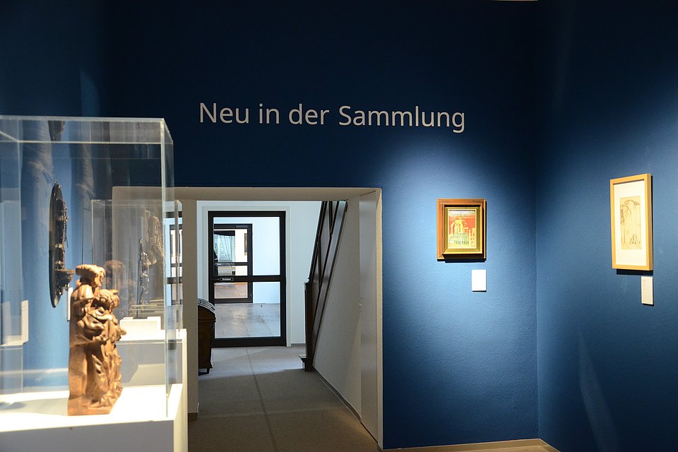 Ausstellungsraum mit der Wandaufschrift „Neu in der Sammlung"