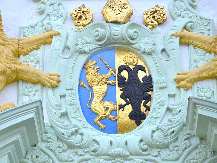 Stuckwappen über dem Portal: zwei Löwen halten ein Wappenschild