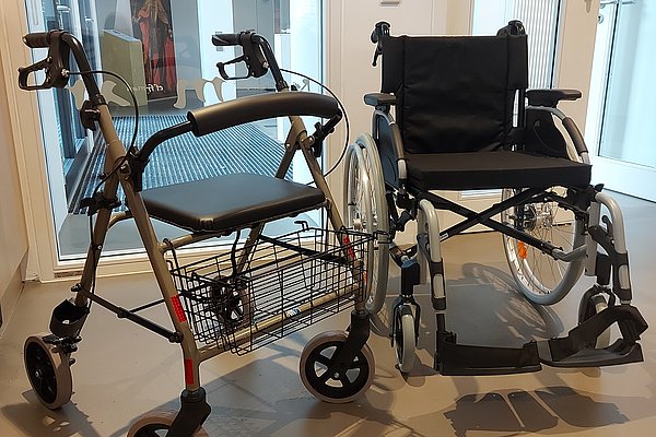 Rollstuhl und Rollator