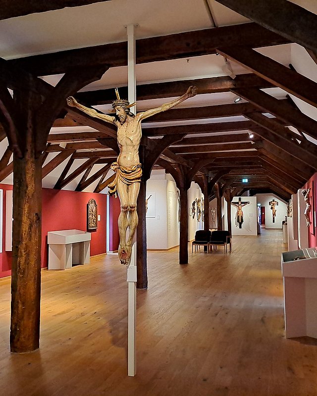 Ausstellungssaal der Kreuzsammlung unter dem historischen Dachstuhl