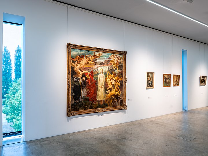 Heller Saal mit großem Gemälde und hohen Fenstern