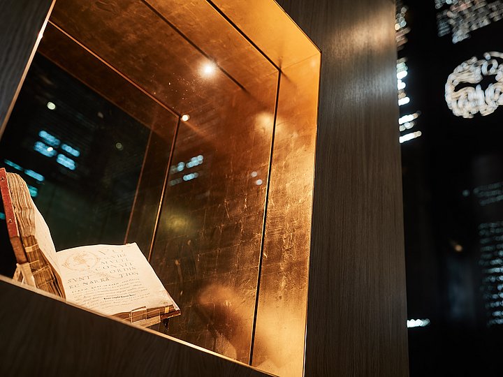 Das aufgeschlagene Liesborner Evangeliar in seiner beleuchteten Vitrine